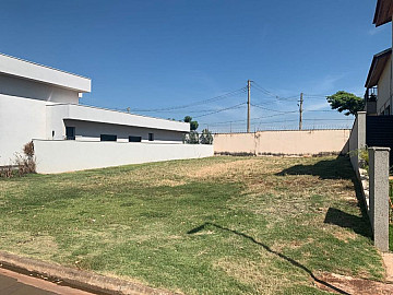 TERRENO NA VILA DO GOLF