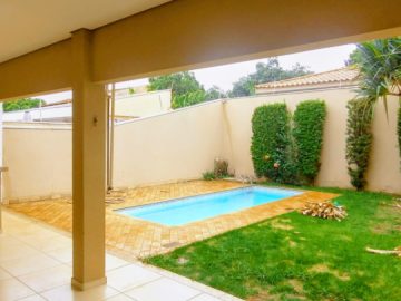 CASA COM 03 DORMITÓRIOS E UMA SUÍTE